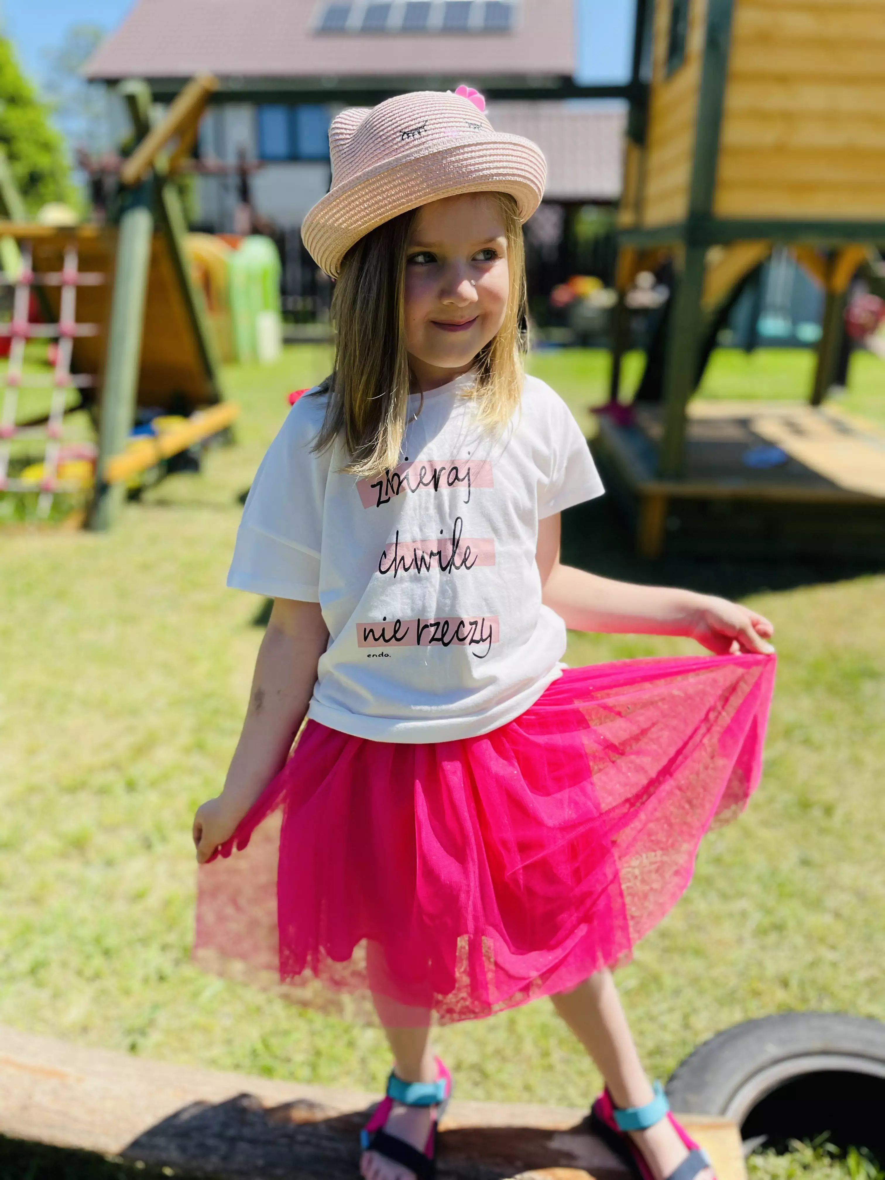 dziewczynka w różowej spódniczce i kapeluszu